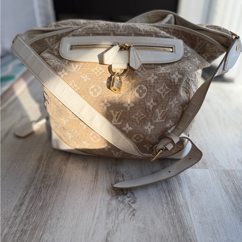 Louis Vuitton crossbody/shoulder bag